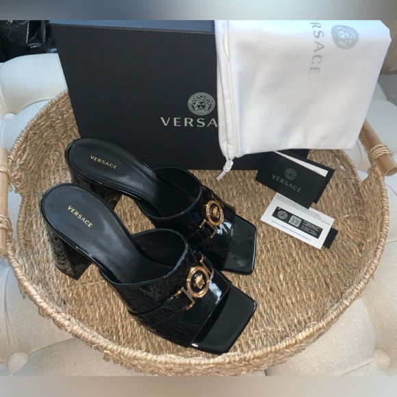 NIB Versace Medusa Black Patent Leather Sandal - Picture 4 of 15